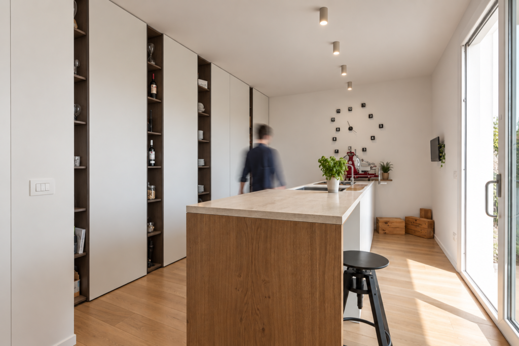 Cucina moderna dispenda, faretti sporgenti piano cottura