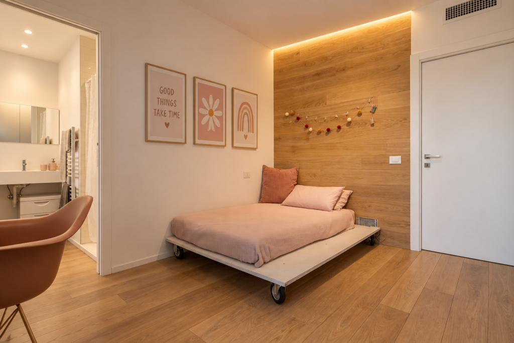 Camera moderna bambina luce indiretta su legno e bagno