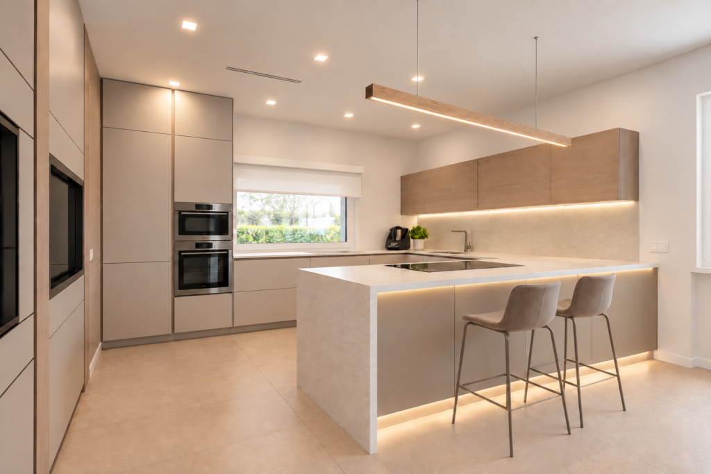 Cucina moderna toni chiari faretti incasso e lampadario sospeso